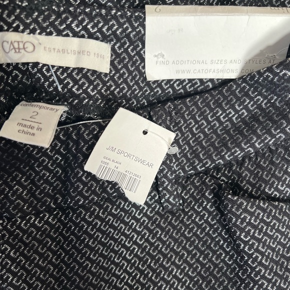 CATO FASHIONS - Contemporary Metallic Pattern Cigarette Pants - Size 2 - Picture 6 of 7